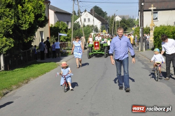 Zdjęcie w galerii na portalu naszraciborz.pl: Dożynki 2016. W Gamowie najmłodsi wypełnili korowód wiadomości z regionu