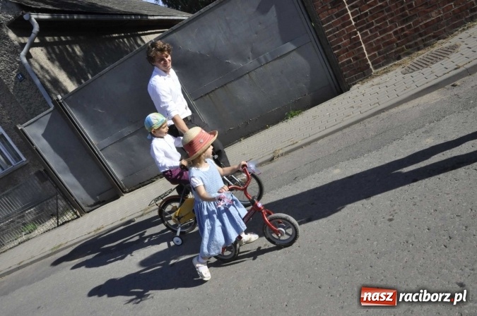 Zdjęcie w galerii na portalu naszraciborz.pl: Dożynki 2016. W Gamowie najmłodsi wypełnili korowód wiadomości z regionu