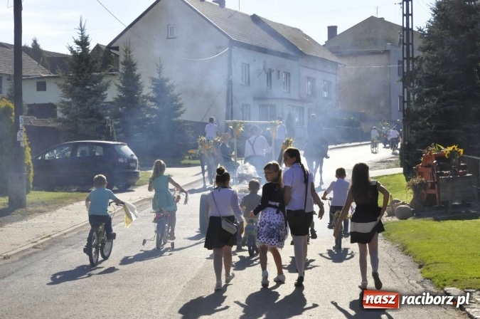 Zdjęcie w galerii na portalu naszraciborz.pl: Dożynki 2016. W Gamowie najmłodsi wypełnili korowód wiadomości z regionu