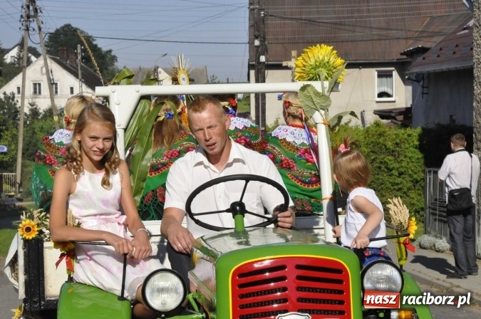 Zdjęcie w galerii na portalu naszraciborz.pl: Dożynki 2016. W Gamowie najmłodsi wypełnili korowód wiadomości z regionu