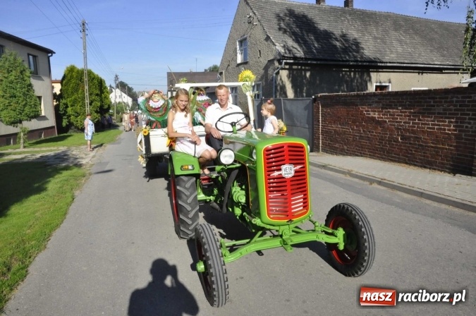 Zdjęcie w galerii na portalu naszraciborz.pl: Dożynki 2016. W Gamowie najmłodsi wypełnili korowód wiadomości z regionu