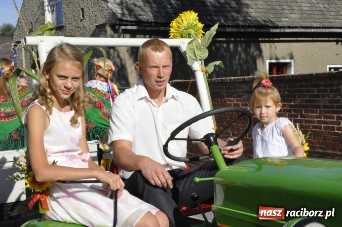 Zdjęcie w galerii na portalu naszraciborz.pl: Dożynki 2016. W Gamowie najmłodsi wypełnili korowód wiadomości z regionu