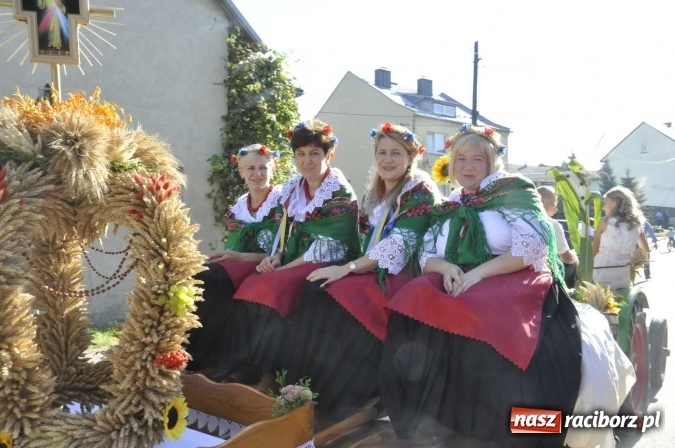 Zdjęcie w galerii na portalu naszraciborz.pl: Dożynki 2016. W Gamowie najmłodsi wypełnili korowód wiadomości z regionu