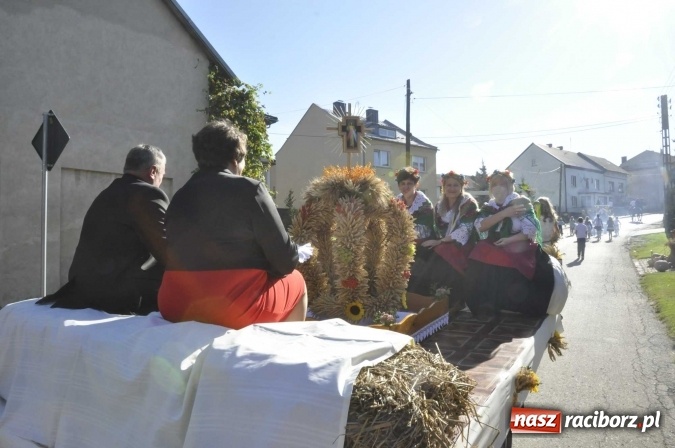 Zdjęcie w galerii na portalu naszraciborz.pl: Dożynki 2016. W Gamowie najmłodsi wypełnili korowód wiadomości z regionu