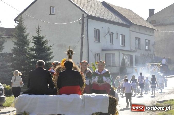 Zdjęcie w galerii na portalu naszraciborz.pl: Dożynki 2016. W Gamowie najmłodsi wypełnili korowód wiadomości z regionu