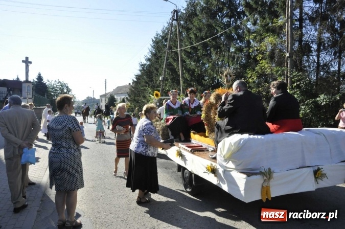 Zdjęcie w galerii na portalu naszraciborz.pl: Dożynki 2016. W Gamowie najmłodsi wypełnili korowód wiadomości z regionu