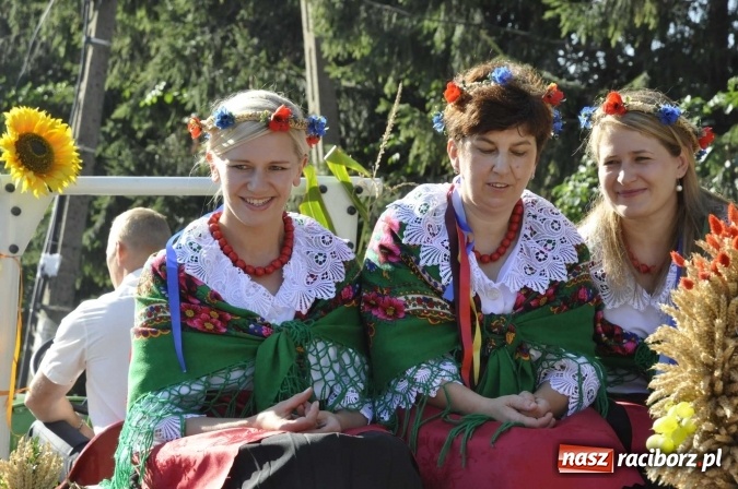 Zdjęcie w galerii na portalu naszraciborz.pl: Dożynki 2016. W Gamowie najmłodsi wypełnili korowód wiadomości z regionu
