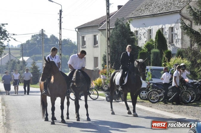 Zdjęcie w galerii na portalu naszraciborz.pl: Dożynki 2016. W Gamowie najmłodsi wypełnili korowód wiadomości z regionu