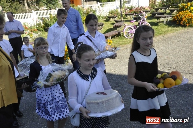 Zdjęcie w galerii na portalu naszraciborz.pl: Dożynki 2016. W Gamowie najmłodsi wypełnili korowód wiadomości z regionu