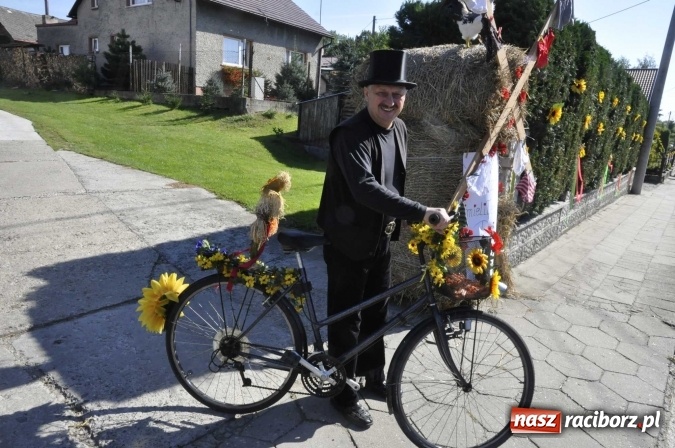 Zdjęcie w galerii na portalu naszraciborz.pl: Dożynki 2016. Praczki Słowianki z Żerdzin i dżentelmeni z Pawłowa w korowodzie na gminnych dożynkach w Makowie wiadomości z regionu