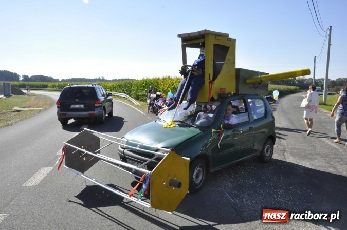 Zdjęcie w galerii na portalu naszraciborz.pl: Dożynki 2016. Praczki Słowianki z Żerdzin i dżentelmeni z Pawłowa w korowodzie na gminnych dożynkach w Makowie wiadomości z regionu