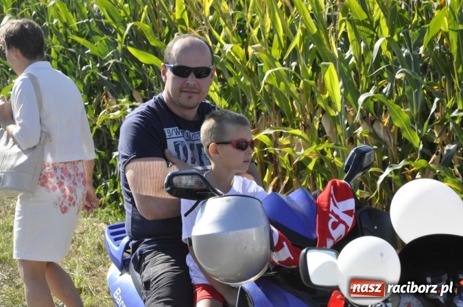 Zdjęcie w galerii na portalu naszraciborz.pl: Dożynki 2016. Praczki Słowianki z Żerdzin i dżentelmeni z Pawłowa w korowodzie na gminnych dożynkach w Makowie wiadomości z regionu