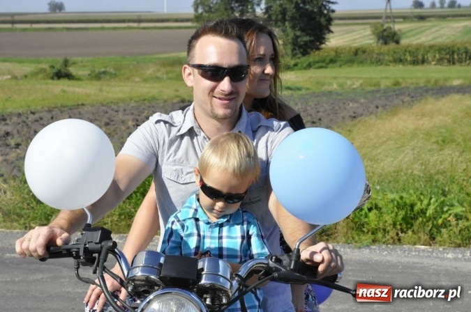 Zdjęcie w galerii na portalu naszraciborz.pl: Dożynki 2016. Praczki Słowianki z Żerdzin i dżentelmeni z Pawłowa w korowodzie na gminnych dożynkach w Makowie wiadomości z regionu