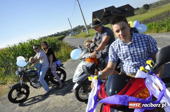 Zdjęcie w galerii na portalu naszraciborz.pl: Dożynki 2016. Praczki Słowianki z Żerdzin i dżentelmeni z Pawłowa w korowodzie na gminnych dożynkach w Makowie wiadomości z regionu