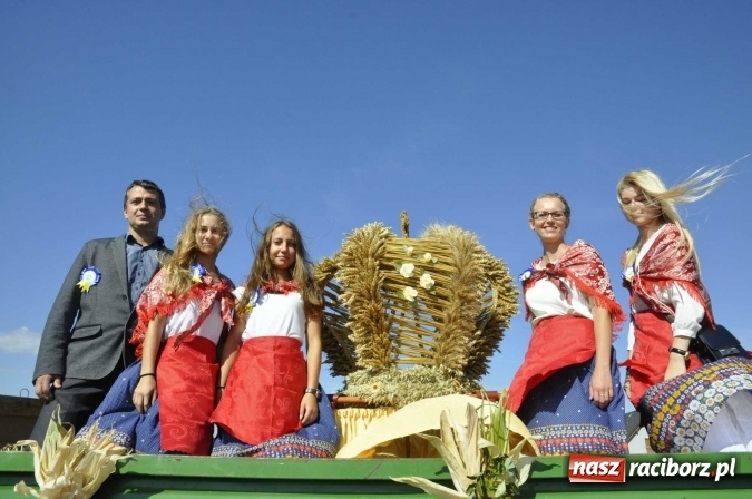 Zdjęcie w galerii na portalu naszraciborz.pl: Dożynki 2016. Praczki Słowianki z Żerdzin i dżentelmeni z Pawłowa w korowodzie na gminnych dożynkach w Makowie wiadomości z regionu