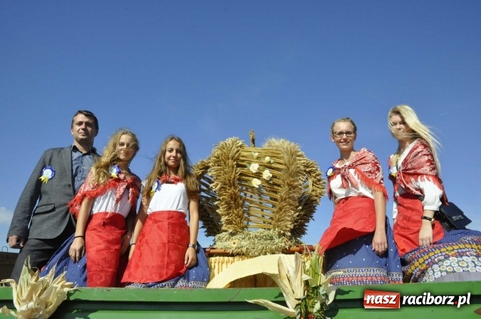 Zdjęcie w galerii na portalu naszraciborz.pl: Dożynki 2016. Praczki Słowianki z Żerdzin i dżentelmeni z Pawłowa w korowodzie na gminnych dożynkach w Makowie wiadomości z regionu