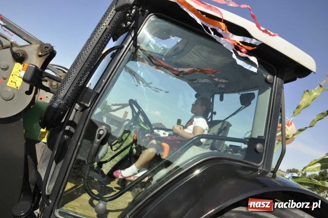 Zdjęcie w galerii na portalu naszraciborz.pl: Dożynki 2016. Praczki Słowianki z Żerdzin i dżentelmeni z Pawłowa w korowodzie na gminnych dożynkach w Makowie wiadomości z regionu