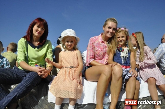 Zdjęcie w galerii na portalu naszraciborz.pl: Dożynki 2016. Praczki Słowianki z Żerdzin i dżentelmeni z Pawłowa w korowodzie na gminnych dożynkach w Makowie wiadomości z regionu