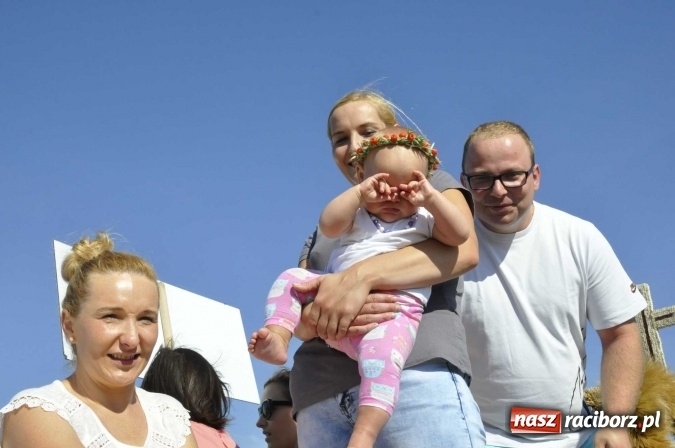 Zdjęcie w galerii na portalu naszraciborz.pl: Dożynki 2016. Praczki Słowianki z Żerdzin i dżentelmeni z Pawłowa w korowodzie na gminnych dożynkach w Makowie wiadomości z regionu