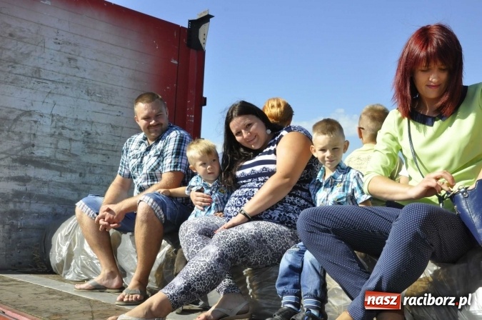 Zdjęcie w galerii na portalu naszraciborz.pl: Dożynki 2016. Praczki Słowianki z Żerdzin i dżentelmeni z Pawłowa w korowodzie na gminnych dożynkach w Makowie wiadomości z regionu