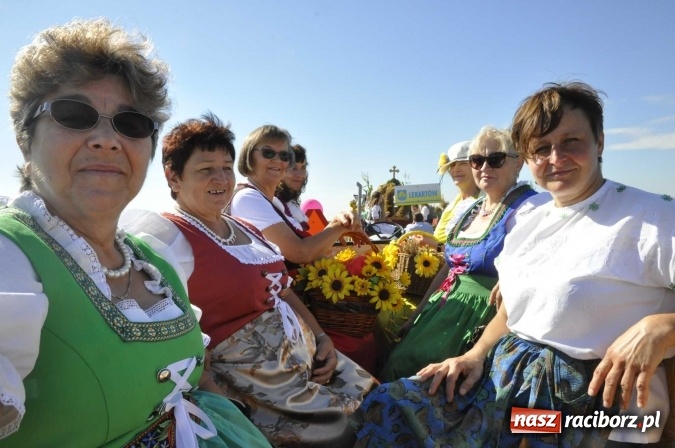Zdjęcie w galerii na portalu naszraciborz.pl: Dożynki 2016. Praczki Słowianki z Żerdzin i dżentelmeni z Pawłowa w korowodzie na gminnych dożynkach w Makowie wiadomości z regionu