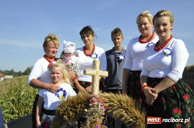 Zdjęcie w galerii na portalu naszraciborz.pl: Dożynki 2016. Praczki Słowianki z Żerdzin i dżentelmeni z Pawłowa w korowodzie na gminnych dożynkach w Makowie wiadomości z regionu