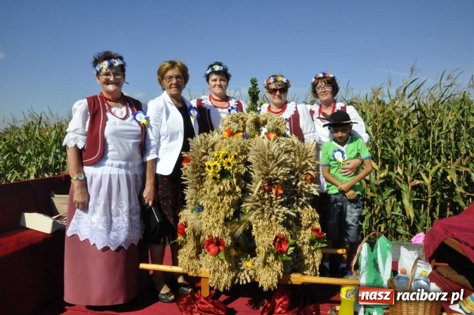 Zdjęcie w galerii na portalu naszraciborz.pl: Dożynki 2016. Praczki Słowianki z Żerdzin i dżentelmeni z Pawłowa w korowodzie na gminnych dożynkach w Makowie wiadomości z regionu