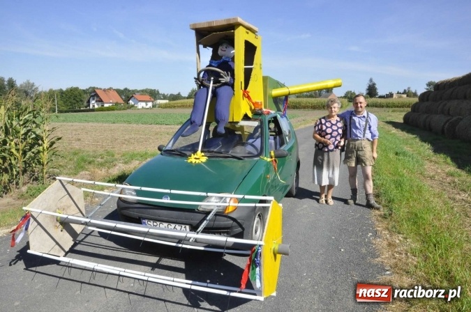Zdjęcie w galerii na portalu naszraciborz.pl: Dożynki 2016. Praczki Słowianki z Żerdzin i dżentelmeni z Pawłowa w korowodzie na gminnych dożynkach w Makowie wiadomości z regionu
