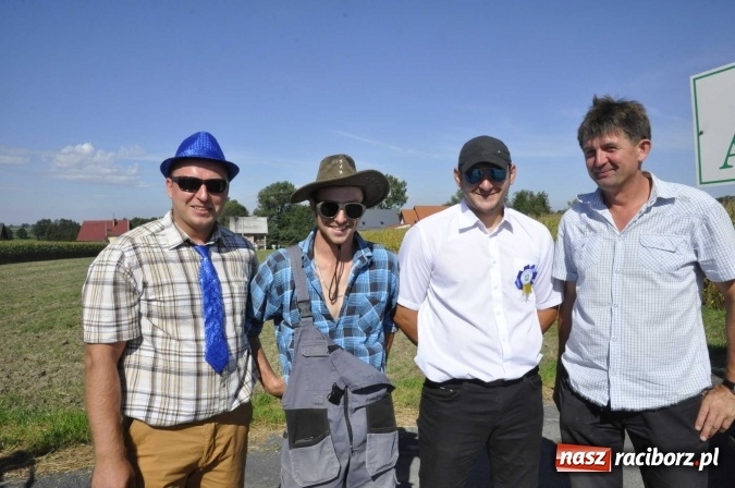 Zdjęcie w galerii na portalu naszraciborz.pl: Dożynki 2016. Praczki Słowianki z Żerdzin i dżentelmeni z Pawłowa w korowodzie na gminnych dożynkach w Makowie wiadomości z regionu