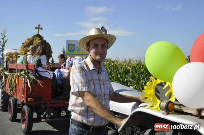 Zdjęcie w galerii na portalu naszraciborz.pl: Dożynki 2016. Praczki Słowianki z Żerdzin i dżentelmeni z Pawłowa w korowodzie na gminnych dożynkach w Makowie wiadomości z regionu
