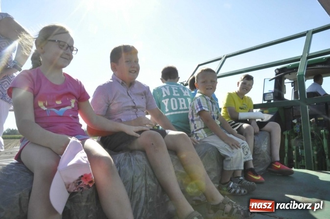 Zdjęcie w galerii na portalu naszraciborz.pl: Dożynki 2016. Praczki Słowianki z Żerdzin i dżentelmeni z Pawłowa w korowodzie na gminnych dożynkach w Makowie wiadomości z regionu