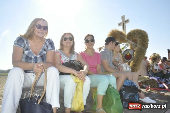 Zdjęcie w galerii na portalu naszraciborz.pl: Dożynki 2016. Praczki Słowianki z Żerdzin i dżentelmeni z Pawłowa w korowodzie na gminnych dożynkach w Makowie wiadomości z regionu