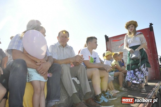 Zdjęcie w galerii na portalu naszraciborz.pl: Dożynki 2016. Praczki Słowianki z Żerdzin i dżentelmeni z Pawłowa w korowodzie na gminnych dożynkach w Makowie wiadomości z regionu
