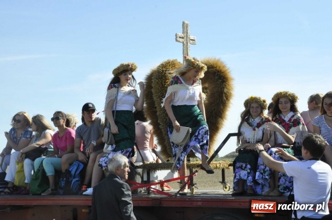 Zdjęcie w galerii na portalu naszraciborz.pl: Dożynki 2016. Praczki Słowianki z Żerdzin i dżentelmeni z Pawłowa w korowodzie na gminnych dożynkach w Makowie wiadomości z regionu