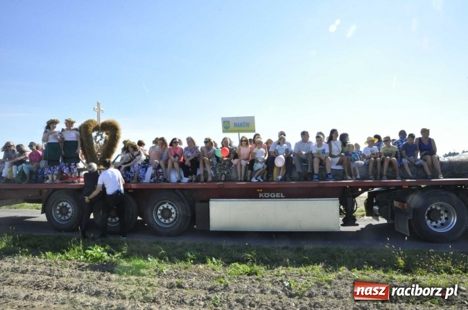 Zdjęcie w galerii na portalu naszraciborz.pl: Dożynki 2016. Praczki Słowianki z Żerdzin i dżentelmeni z Pawłowa w korowodzie na gminnych dożynkach w Makowie wiadomości z regionu