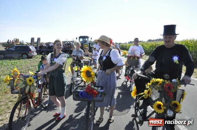 Zdjęcie w galerii na portalu naszraciborz.pl: Dożynki 2016. Praczki Słowianki z Żerdzin i dżentelmeni z Pawłowa w korowodzie na gminnych dożynkach w Makowie wiadomości z regionu