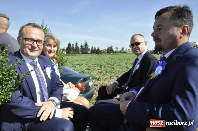 Zdjęcie w galerii na portalu naszraciborz.pl: Dożynki 2016. Praczki Słowianki z Żerdzin i dżentelmeni z Pawłowa w korowodzie na gminnych dożynkach w Makowie wiadomości z regionu