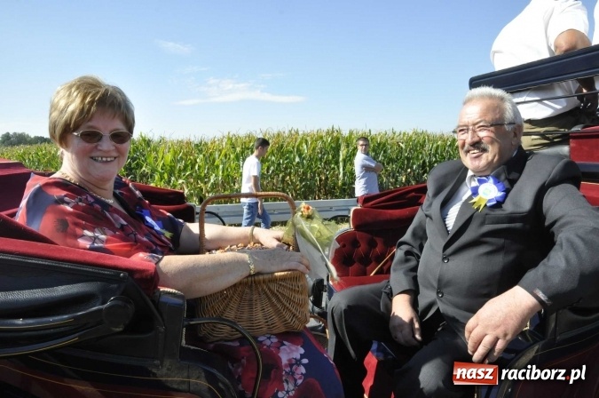 Zdjęcie w galerii na portalu naszraciborz.pl: Dożynki 2016. Praczki Słowianki z Żerdzin i dżentelmeni z Pawłowa w korowodzie na gminnych dożynkach w Makowie wiadomości z regionu