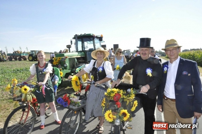 Zdjęcie w galerii na portalu naszraciborz.pl: Dożynki 2016. Praczki Słowianki z Żerdzin i dżentelmeni z Pawłowa w korowodzie na gminnych dożynkach w Makowie wiadomości z regionu