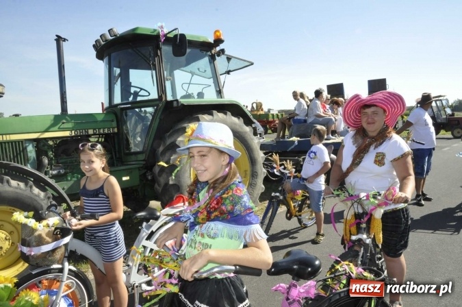 Zdjęcie w galerii na portalu naszraciborz.pl: Dożynki 2016. Praczki Słowianki z Żerdzin i dżentelmeni z Pawłowa w korowodzie na gminnych dożynkach w Makowie wiadomości z regionu
