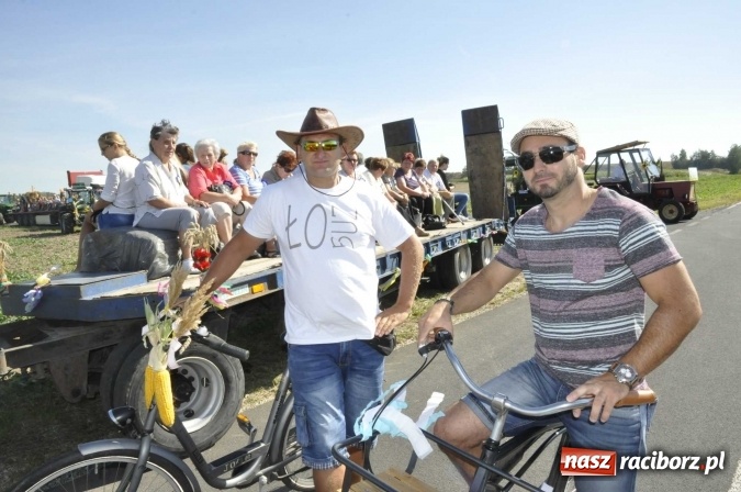 Zdjęcie w galerii na portalu naszraciborz.pl: Dożynki 2016. Praczki Słowianki z Żerdzin i dżentelmeni z Pawłowa w korowodzie na gminnych dożynkach w Makowie wiadomości z regionu