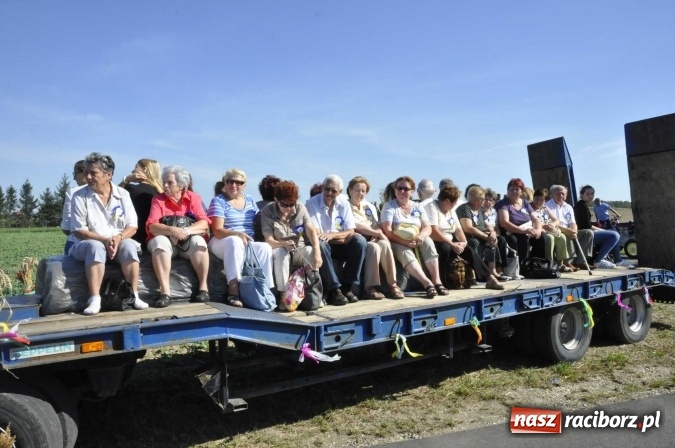 Zdjęcie w galerii na portalu naszraciborz.pl: Dożynki 2016. Praczki Słowianki z Żerdzin i dżentelmeni z Pawłowa w korowodzie na gminnych dożynkach w Makowie wiadomości z regionu