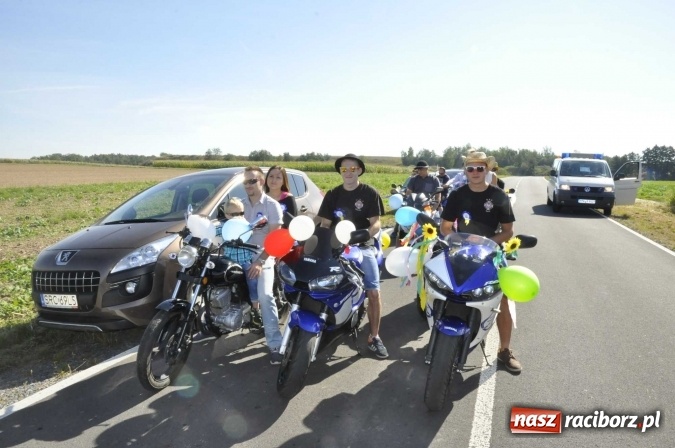 Zdjęcie w galerii na portalu naszraciborz.pl: Dożynki 2016. Praczki Słowianki z Żerdzin i dżentelmeni z Pawłowa w korowodzie na gminnych dożynkach w Makowie wiadomości z regionu