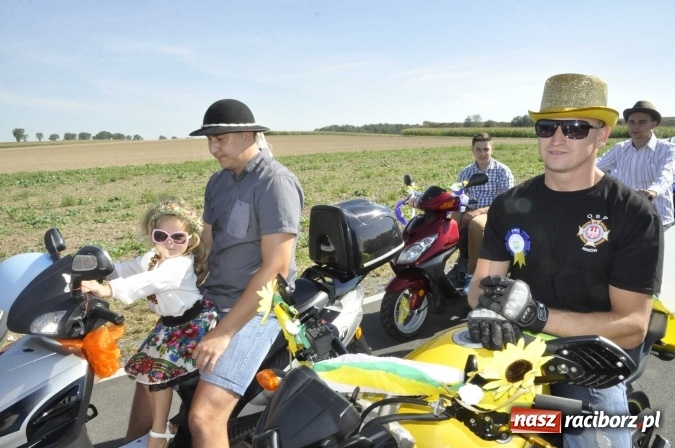 Zdjęcie w galerii na portalu naszraciborz.pl: Dożynki 2016. Praczki Słowianki z Żerdzin i dżentelmeni z Pawłowa w korowodzie na gminnych dożynkach w Makowie wiadomości z regionu