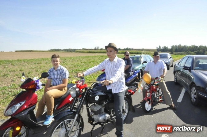 Zdjęcie w galerii na portalu naszraciborz.pl: Dożynki 2016. Praczki Słowianki z Żerdzin i dżentelmeni z Pawłowa w korowodzie na gminnych dożynkach w Makowie wiadomości z regionu