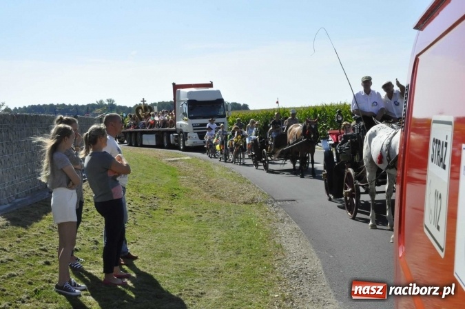 Zdjęcie w galerii na portalu naszraciborz.pl: Dożynki 2016. Praczki Słowianki z Żerdzin i dżentelmeni z Pawłowa w korowodzie na gminnych dożynkach w Makowie wiadomości z regionu