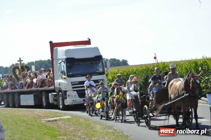 Zdjęcie w galerii na portalu naszraciborz.pl: Dożynki 2016. Praczki Słowianki z Żerdzin i dżentelmeni z Pawłowa w korowodzie na gminnych dożynkach w Makowie wiadomości z regionu