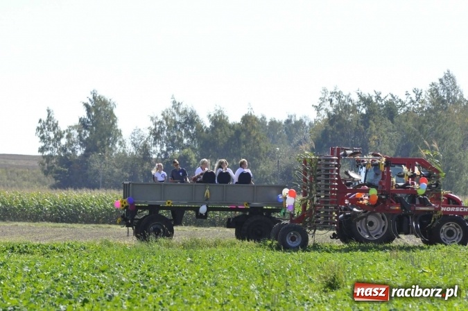 Zdjęcie w galerii na portalu naszraciborz.pl: Dożynki 2016. Praczki Słowianki z Żerdzin i dżentelmeni z Pawłowa w korowodzie na gminnych dożynkach w Makowie wiadomości z regionu