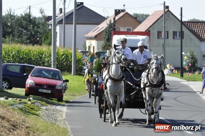 Zdjęcie w galerii na portalu naszraciborz.pl: Dożynki 2016. Praczki Słowianki z Żerdzin i dżentelmeni z Pawłowa w korowodzie na gminnych dożynkach w Makowie wiadomości z regionu