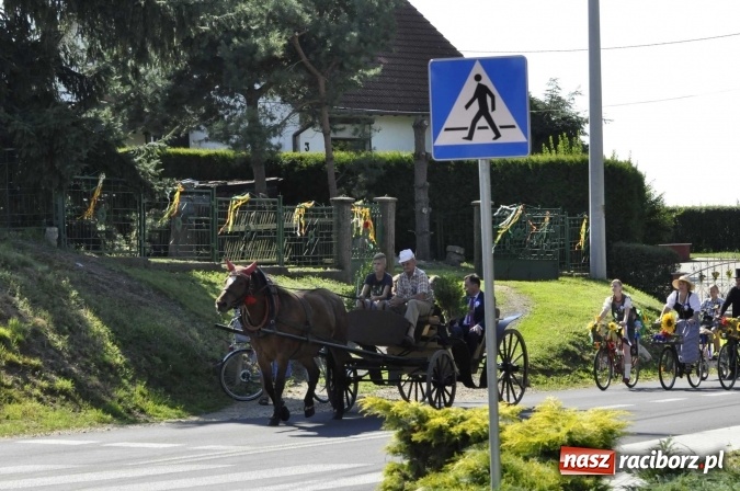 Zdjęcie w galerii na portalu naszraciborz.pl: Dożynki 2016. Praczki Słowianki z Żerdzin i dżentelmeni z Pawłowa w korowodzie na gminnych dożynkach w Makowie wiadomości z regionu